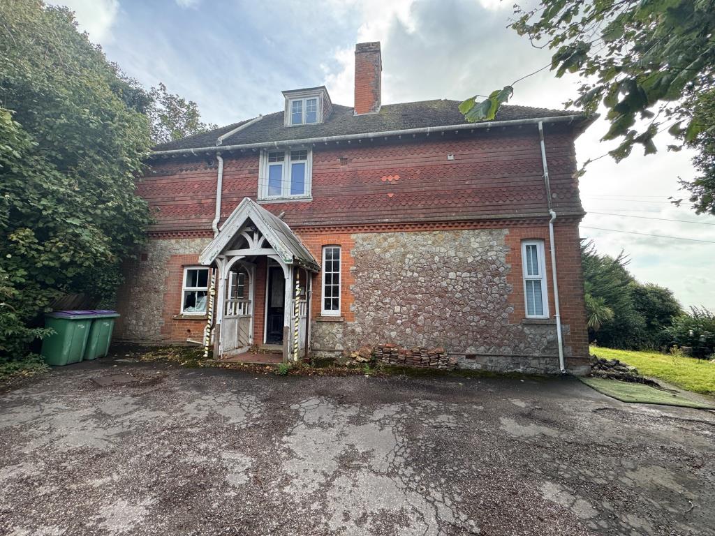 Lot: 159 - FIRST FLOOR FLAT FOR IMPROVEMENT WITH SEA VIEWS - Entrance side of the property